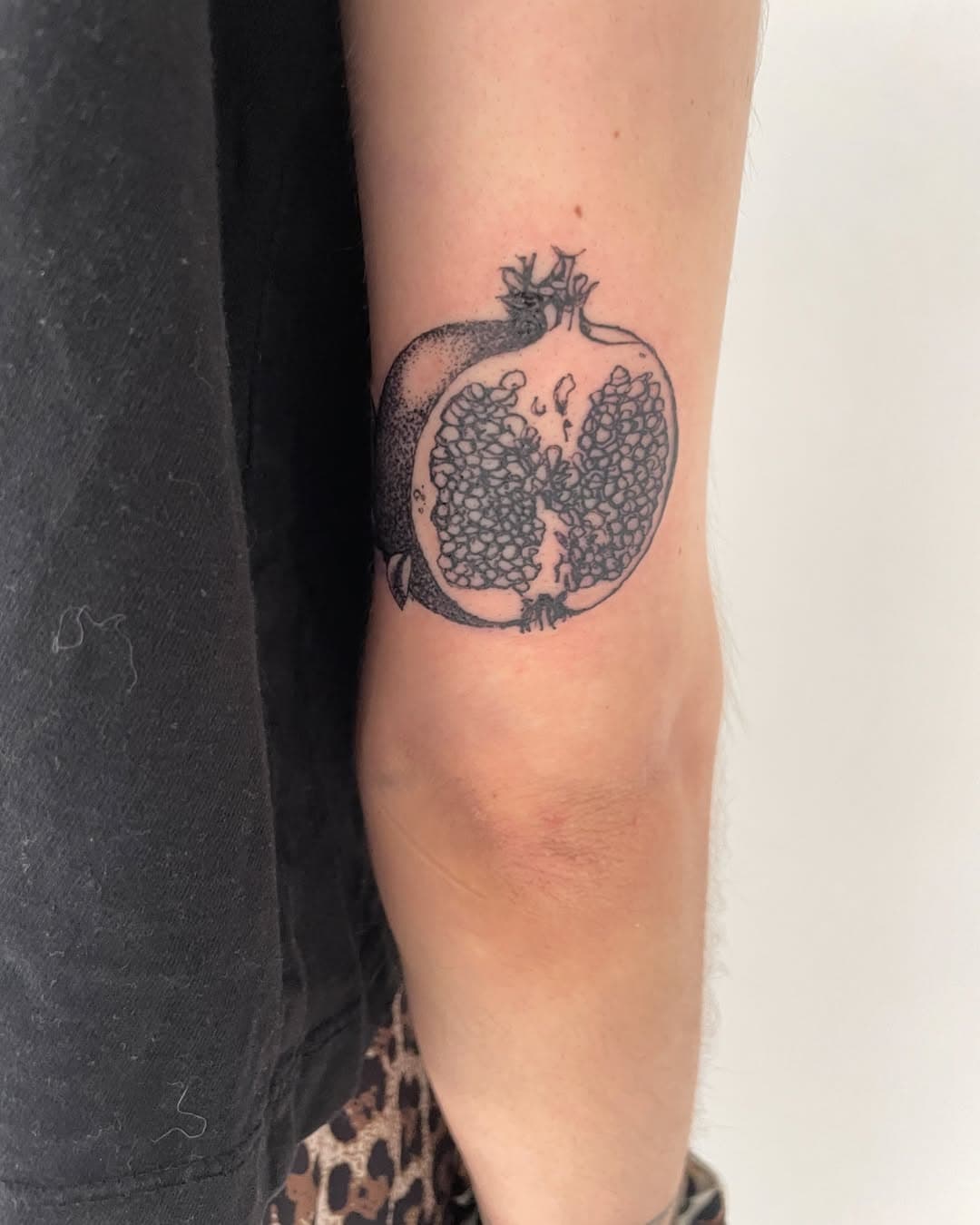 Granatapfel am Arm 

Bin total begeistert wenn ich Natur Motive tätowieren kann 🥹😍 #fineline #tattoo #forststudio