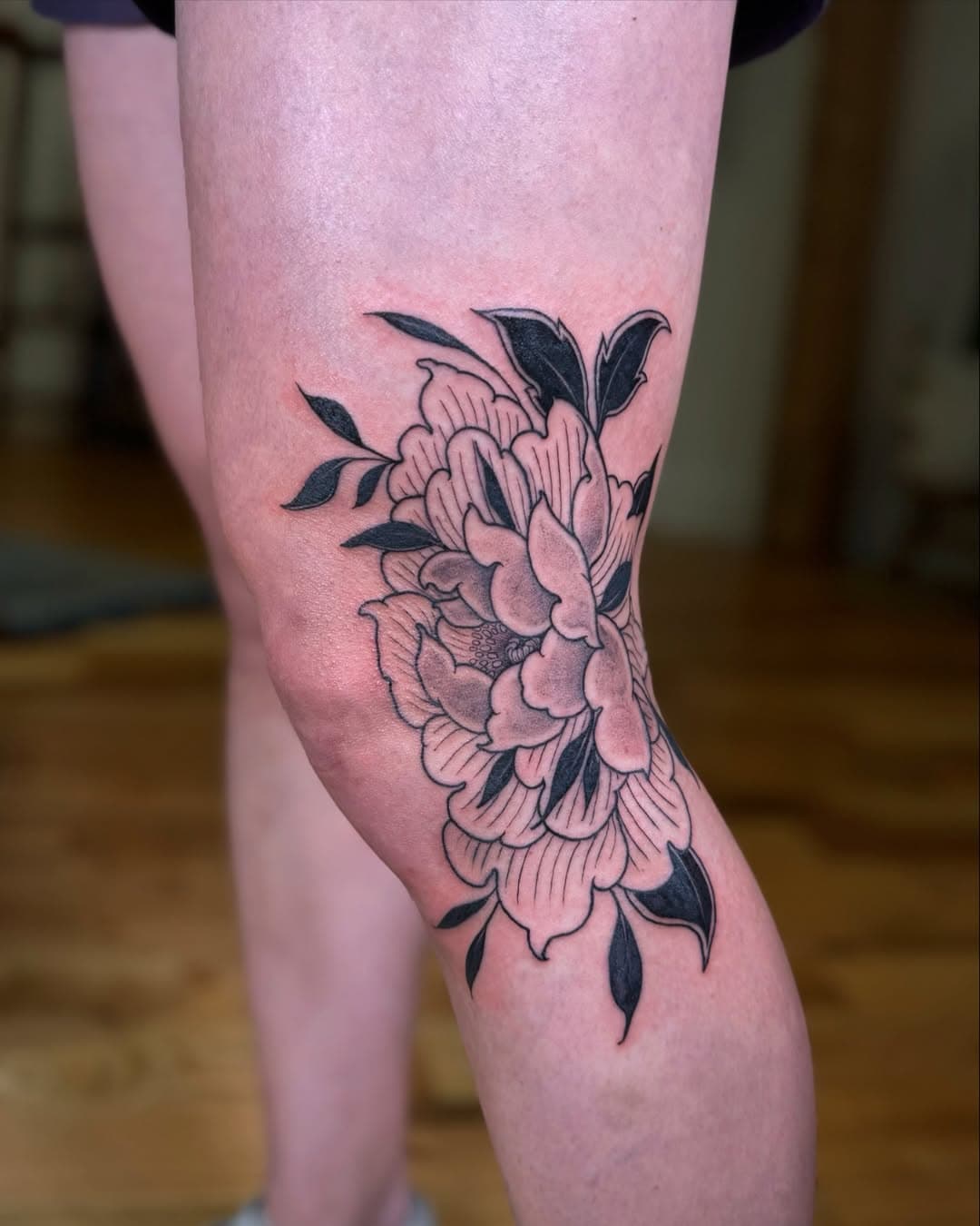 Side knee peony for Olivia 🖤

#brooklyntattooartists #nyc #nyctattoo #nyctattooartist #dumbotattoo #floraltattoo #flowertattoo #botanicaltattoo #lineworktattoo #dotworktattoo #foliagetattoo #blxckink #blxckwork #dmvtattoo #mdtattooartist #dctattoo #peonytattoo #kneetattoo