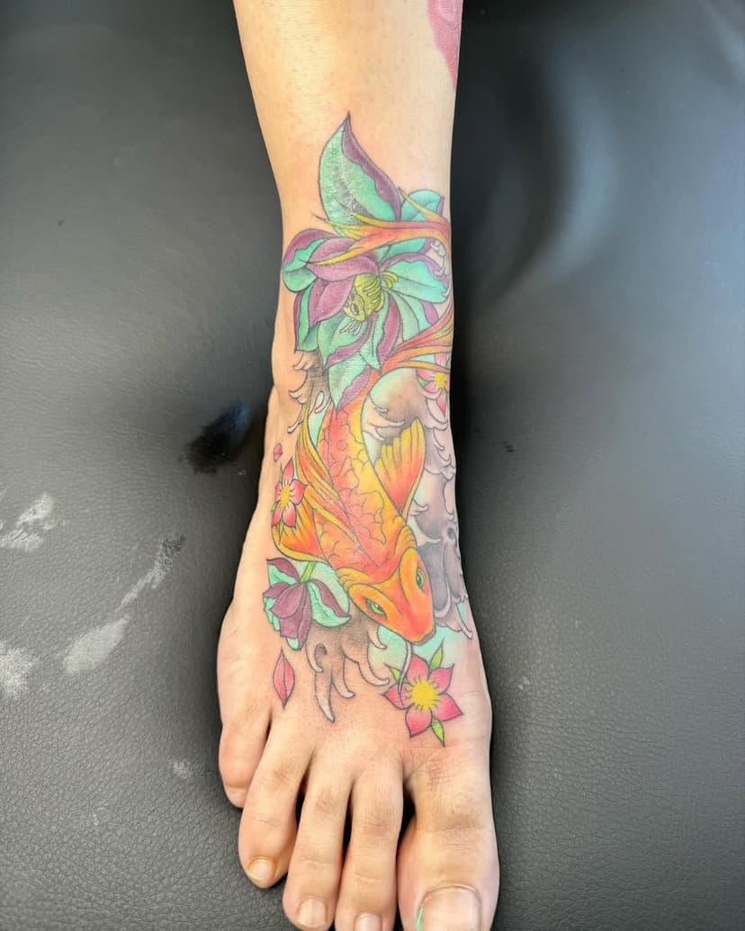 salut! ca faisait un moment que je n’avais rien posté! voici aujourdhui une piece sur laquelle je me suis bien amusé☺️. Merci pour ton endurance ma cliente fidèle qui adore la couleur a ma grande joie🥰
#foottattoo #tattoo #tatouage #ink #inkedup #japanesetattoo #japan #colorfultattoo #koitattoo #flowers #carpekoi #tattooedgirl #girlwithtattoos #seventattoome #artwork #lovetattoo #arttattoo #inkart #bodyart #bodymidification #lavaletteduvar