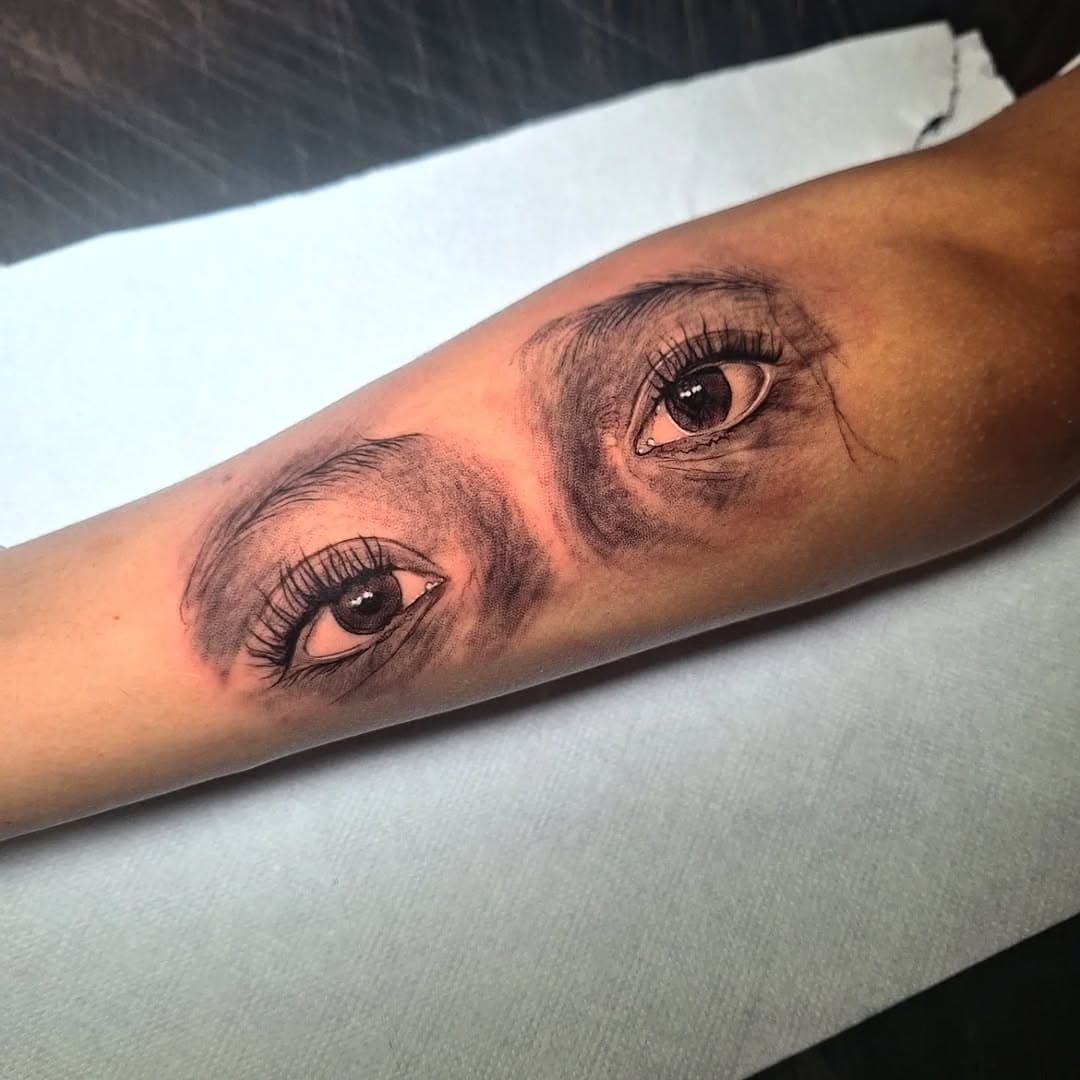 Para Jose Vicente. La mirada de su hermana. Muchas gracias! Realizado en @el_lapicero_errante Torre-Pacheco. #realismtattoo #blackandgreytattoo #torrepacheco #losojoschico