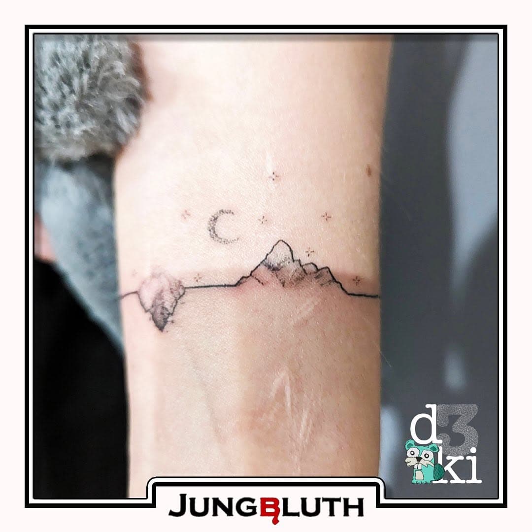 fineline mountain von Dean @d3ki 
.
.
#jungbluthtattoo #tattoo #inked #tattooart #finelinetattoo
