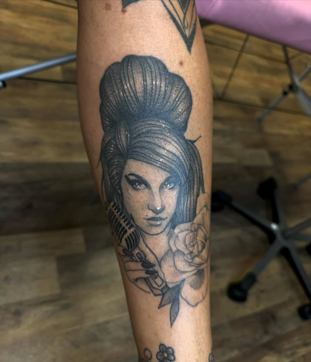 Fully healed Amy Winehouse on @bellaspiercings