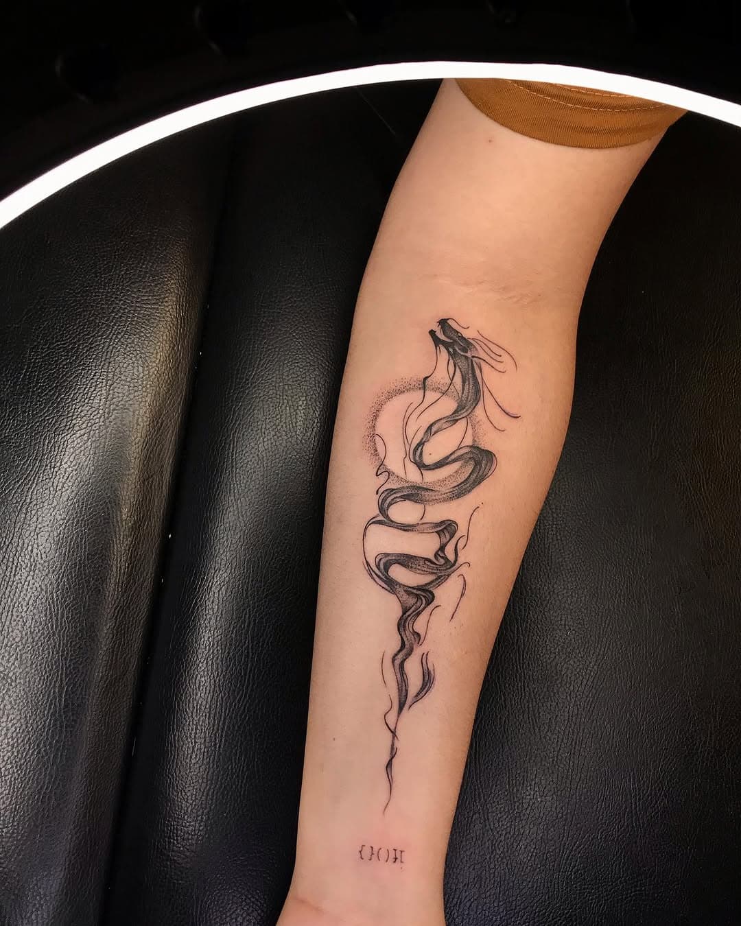 Tattoo dragão 🐉 

Já garantiu seu horário? Link para dúvidas e orçamentos na bio. 

#oldstyletattoo #dragao #lines #work #inktattoo #tattoobh #drawing #ink #tguest #t2me