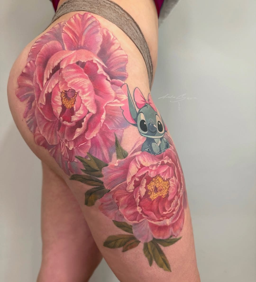 Big big tattoo 💗💗🌸 Full healed ✨thaaanks my girl @miriflay 
#tattoo#peonytattoo#pink#realistictattoo#realisticflowertattoo#flowertattoo#stich#liloandstitch#stichtattoo#colortattoo#eternaltattoo#eternalink#eternal#worldoffamousink#donostitattoo#españatattoo#spaintattoo#spain 
With @eternalink @worldfamousink @kwadron