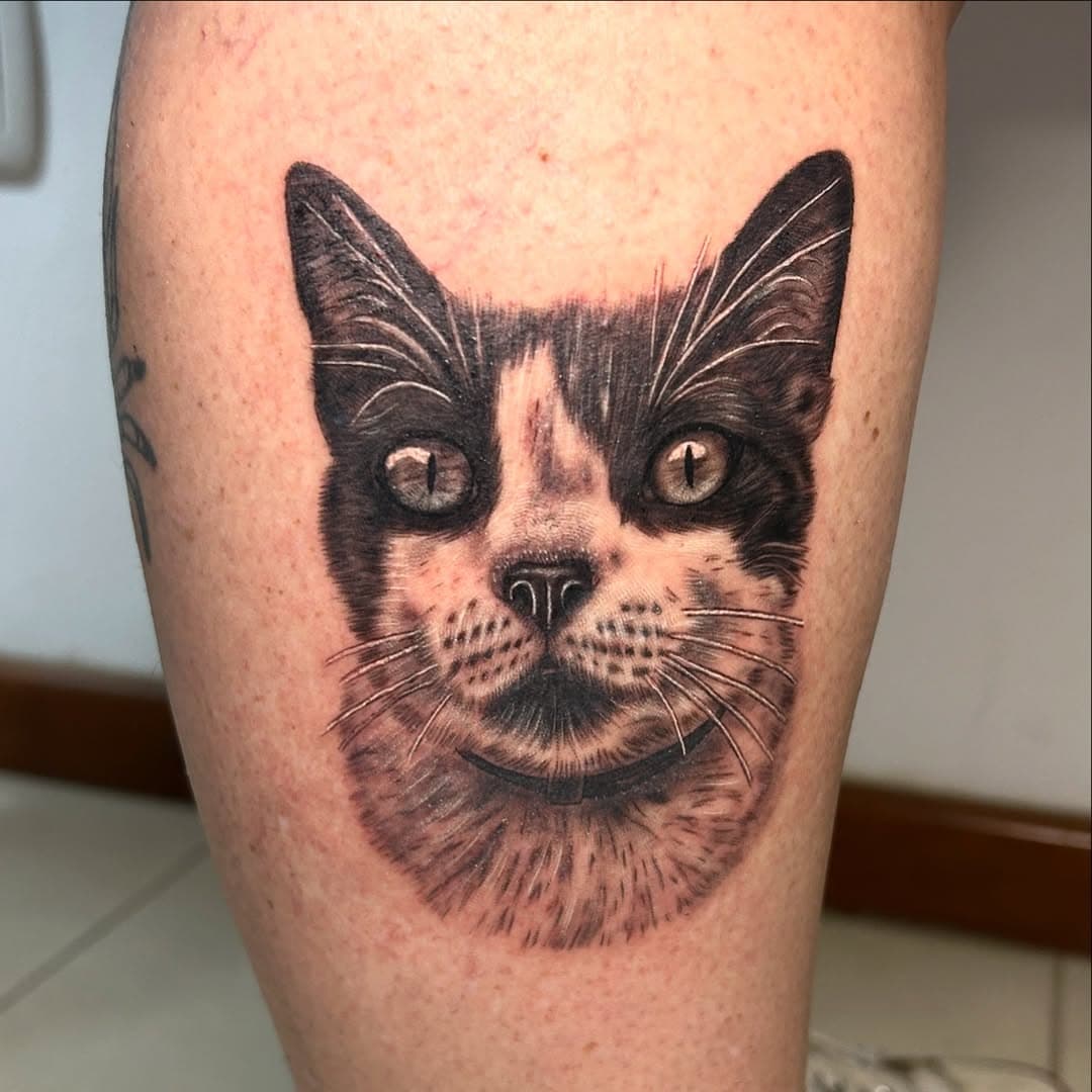 Ganhei meu 2° Prêmio de 2024!!🏆🏆 
Dessa vez veio com uma tattoo que fiz do gatinho da @bittencourtrochelle 😻
Gostaria de tatuar seu pet em realismo? Me chama por mensagem e vamos dar início a um projeto exclusivo! 
Valor promocional de R$500,00 para tattoo no estilo foto, aproveite para tatuar na melhor época do ano! 

#tatuagem #portoalegre #tatuagempet