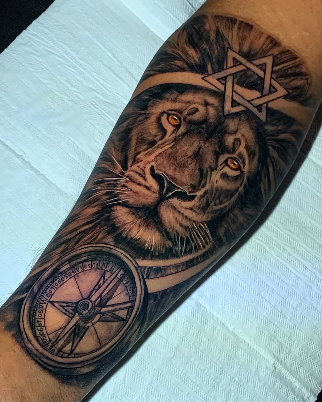 Um leão pra conta! Um trabalho que exige paciência e minúcia pra executar. E com a ajuda do @ronaldopoetine que não se mexeu um segundo e aguentou 5 horas de agulhadas, foi mais tranquilo pra entregar uma tatuagem de excelente qualidade! Obrigado pela confiança irmão!