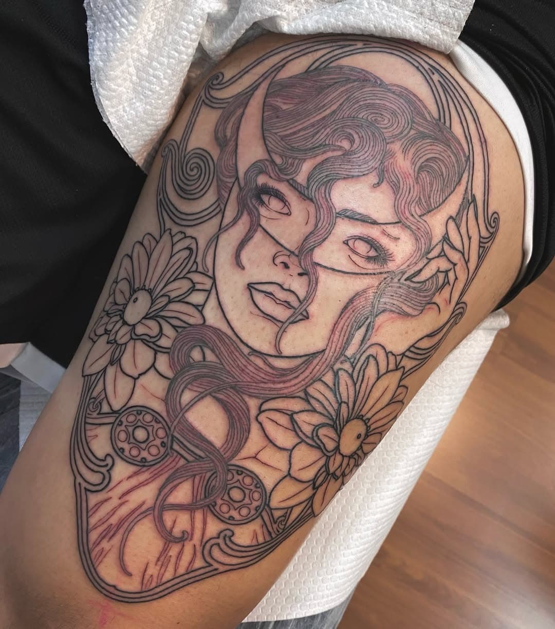 Sessão de contornos na tatuagem do Denner!
Esse foi o último desenho da série de três que soltei há um tempo e tô bem feliz de poder finalmente tatuar ele!
A estimativa aqui vai ser colorir ela toda em 3 sessões explorando uma paleta de tons frios.
.
.
.
#ntgallery #neotraditional #neotraditionaltattoo #neotrad #neotradtattoo #neotradworldwide #inked #ink #electricink #tattoo #tattoos #tattooart #easyglow #easyglowpigments #tatuadores_brasil #neotraditionalbrazil #neotraditionaltattooers #tatuadoresbrasileiros #juizdefora