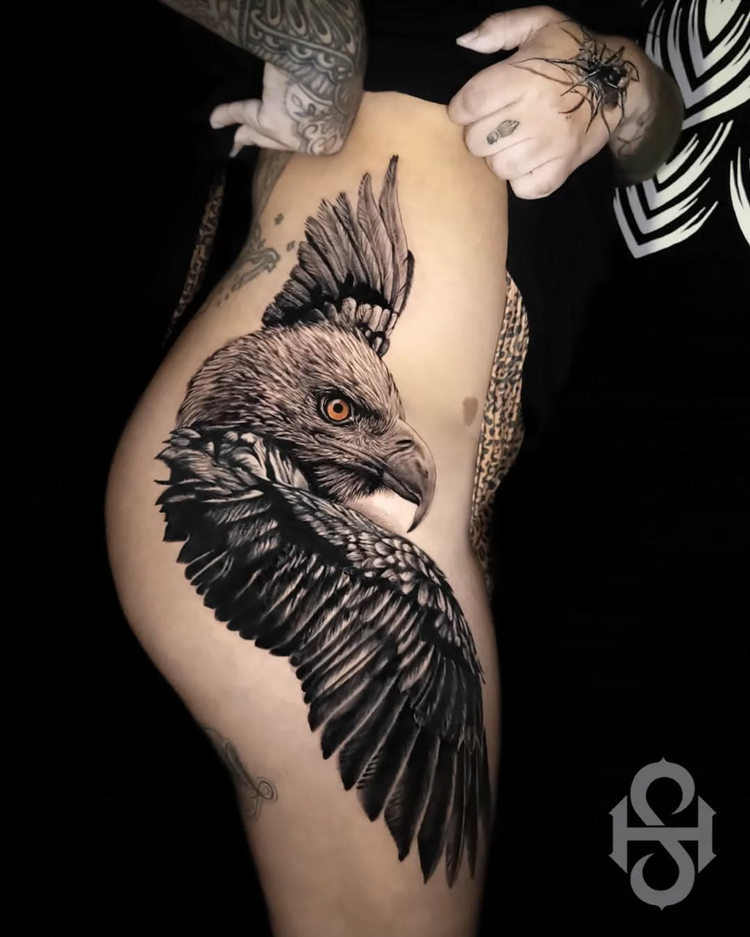 Mais uma para a querida @franciellipintoborges ✨🥰🙏

Símbolo de liberdade, poder, espiritualidade e sabedoria, a Águia tatuada declara a busca por essas qualidades 🦅

Orçamento via link da bio ou Direct✌️

#tattooed #tatuagemrealista #tatuagem #tattoo #tatts #tattoos #tattoorealistic #hstattooart #eagletattoo #eagle #aguiatattoo #fyp #tattoofloripa