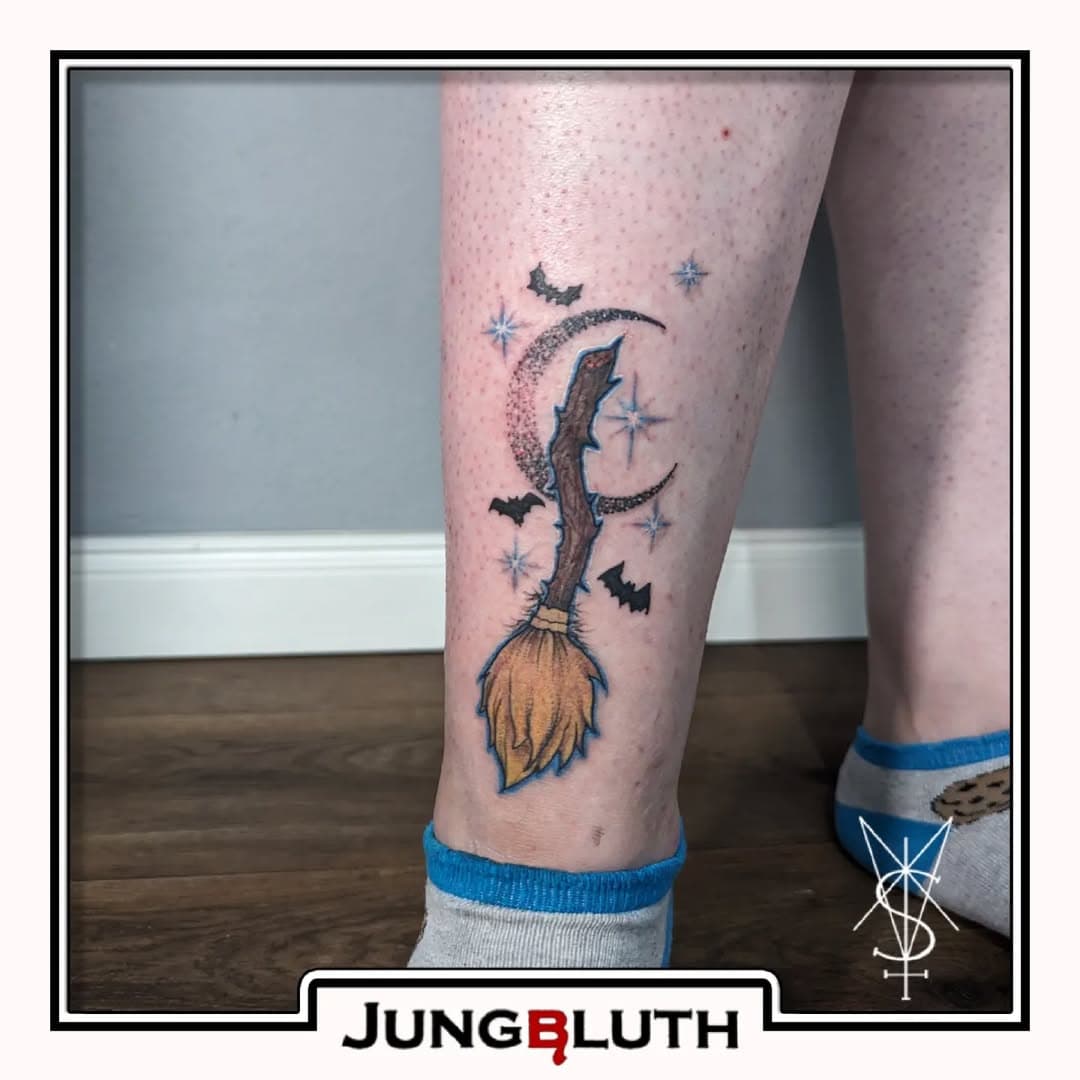 Kleines Hexentattoo von Armin @visualshock.tattoo
.
.
#jungbluthtattoo #inked #tattoo #tattoohamburg #hamburg #witch #witchaesthetic #tattooart