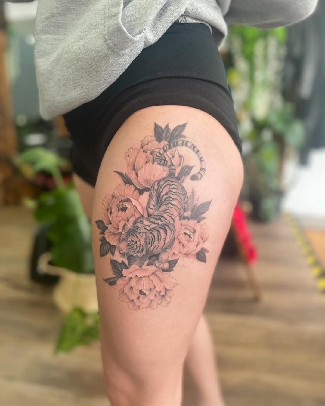 Done by @tek_tattoos ,
summer appointments available ✌🏼#tiger #tigertattoo #floral #tattoo #tattoostyle #tatt #tattoos #tattooist #tattooed #tattooing #tattooideas #ideas #summer #ink #inktattoo #inkart #inkaddict #inked #girlswithtattoos #