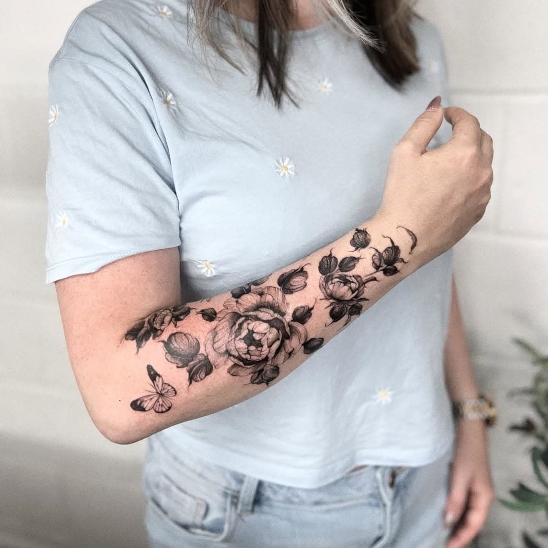 Tried to get all the angles in of this detailed piece 🖤More to come 🫶🏻 Would LOVE to do more of these floral/ornamental projects!

Made at @poisoninktattoos

#smalltattoo #tattooartist #love #fyp #fypシ #funday #inkedgirl #tattooideas ##tattooideas #tattoolovers #fineline #finelinetattoo #scripttattoo #singleneedle #basingstoke #viral #tattoostyle #tattoo #floraltattoo #artist #artlove