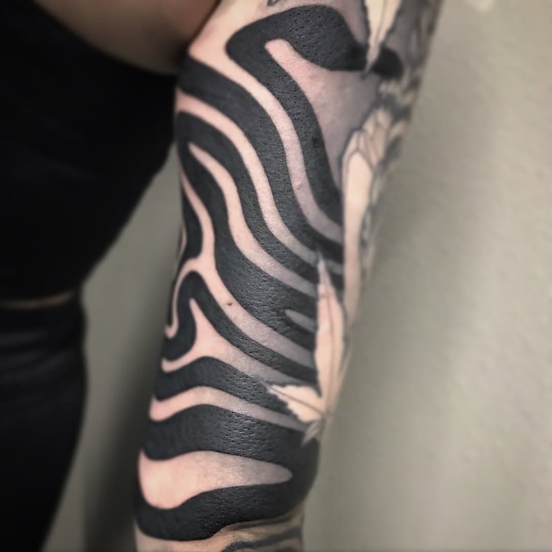 I’d love to do more abstract like this either as gap filler or full pieces. As filler it’s budget friendly and as a bigger piece we can cover a large area more easily. Let’s set some up! 

#tattoostudio #guyswithtattoos #girlswithtattoos #tattoosformen #tattoosforwomen #tattoo #inked #tattooartist #blackworktattoo #skinandink #tattoosociety #tattoodo #tattooedguys #tattooedgirls #tattoostyle #tattoos