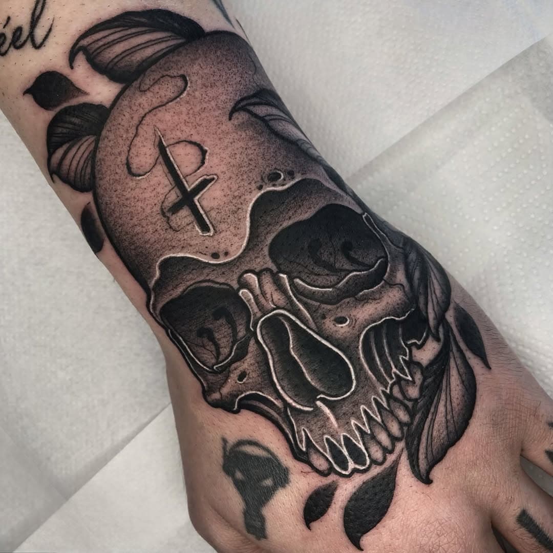 ▪️💀 Craneo para rellenar la mano de Adrian hecho en.. @wanted_tattoo_studio Gracias por la confianza 🫶🏻

@balm_tattoo 

#tattoo #tatuaje #cooltattoos #tattoos  #tattoostyle  #neotrad #newtraditional  #neotradeu #skull #skulltattoo  #TattooSnob  #calavera #handtattoo  #blackworktattoo #craneo #TattooistArtMagazine #radtattoos  #blackandgreytattoo #neotraditionaltattooers #tattoo_art_worldwide #neotraditionalspain  #work #thebestspaintattooartist #skinart_mag  #inkedmag #barcelona #anthonybarroscastro #figueres #girona #calella