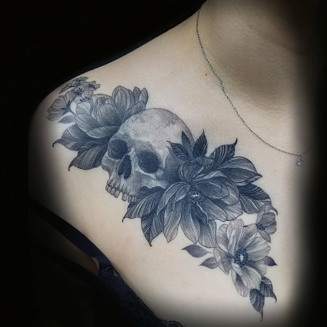 Cover done!
#skull #skulltattoo #flowertattoo #skullandflowers #skullandflowerstattoo #cover #covertattoo #blackandgreytattoo #trilogy95 #trilogytattoo