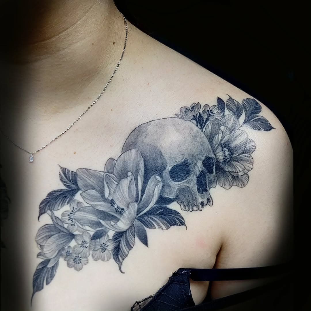 Chest terminé! #chesttattoo #skullandflowers #skull #skulltattoo #flowertattoo #blackandgreytattoo #trilogy95 #trilogytattoo