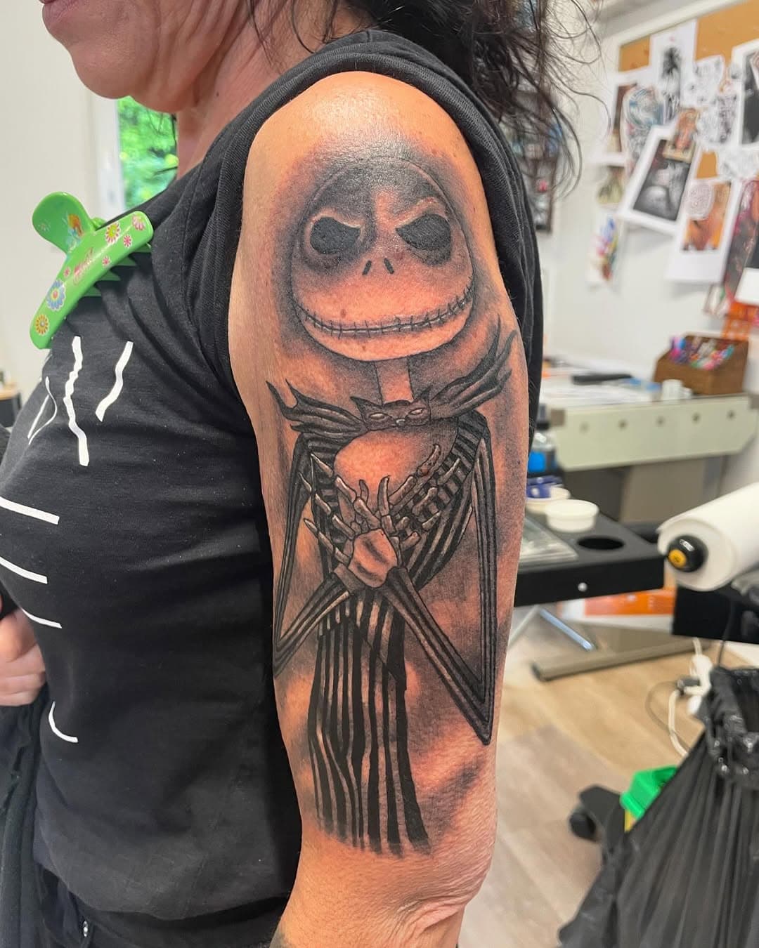 Le tattoo du jour 😉 Mr jack et Emily faits par Jérôme #alohatattooamiens #alohatattoo #aloha #amiens #amiensink #amienstattoo #timburton #timburtontattoo #misterjack #mrjack #emily #corpsebride #corpsebridetattoo #thenightmarebeforechristmas #thenightmarebeforechristmastattoo #bng #bngtattoo #dynamicink #kwadroncartridges #bishopwand #tattoo #tatouage #tattooart