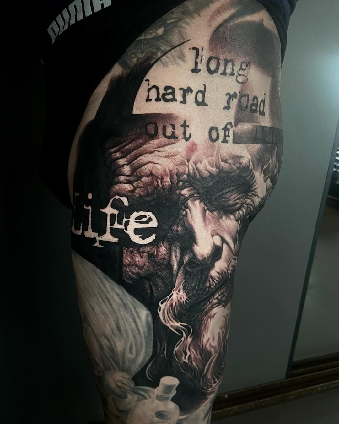 2 Days Session thank you to @1969ingo for sitting like a Rock 
#Stencilstuff #kwadron #kwadroncartridge #kwadroncartridgesystem #inkjecta #noxviolet #viciouscircle #floriankarg #ink #inked #mindfuck #rohesfleisch #altmummen #tattooallgäu #tattooed #realistic #blackandgrey #skull #blood #antigone #totenkopf #schädel #yourmeatismine #inktrox