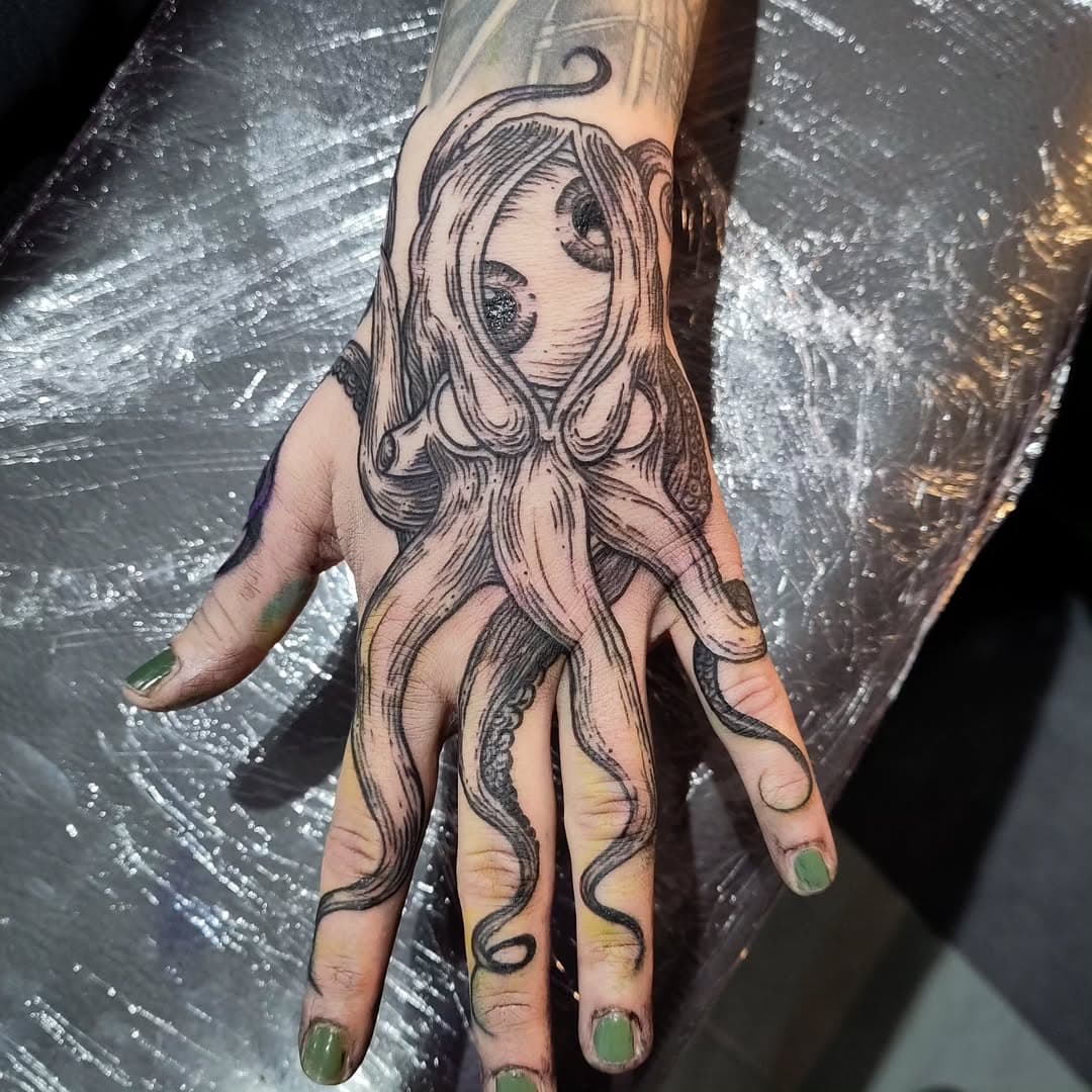 Jobstopper von schon schon ner Weile her... wie immer spät, weil ich sehr träge bin, vor allem bei Hitze😅
#buntefäustegegennazis
#tattoo #tattooed #handjob #jobstopper #palmtattoo #octopus #octopustattoo #kraken #handtattoo #sinnerscircletattoopiercing #sweatyaxl #heidenheim #heidencrime