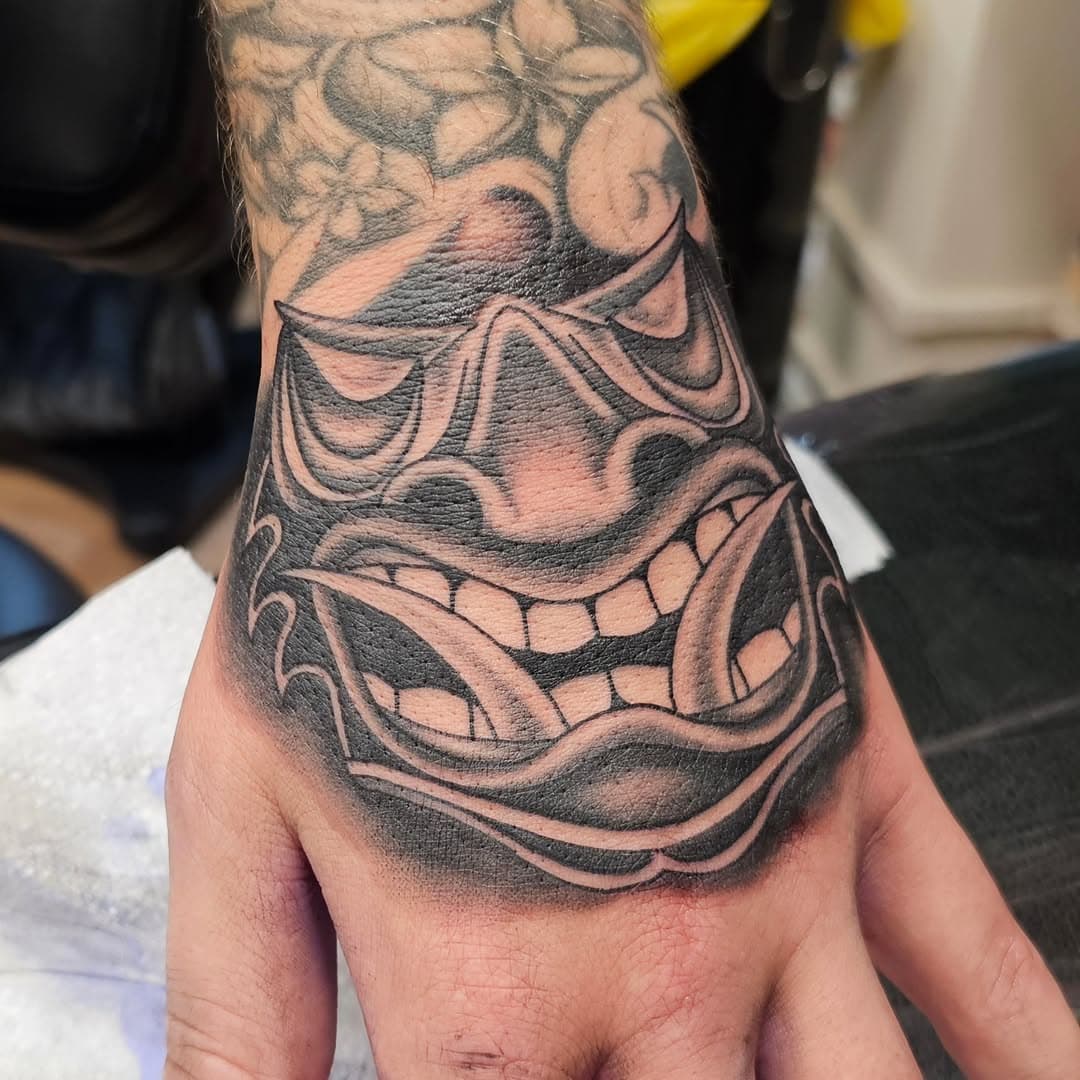 Added a hand banger to my clients already existing sleeve ( not done by me) loved every second it! 

Sponcered by @yayofamilia 

#tattoo #tats #blackandgreytattoo #handtattoo #jobstopper #handbanger #tiki #tikitattoo #tikimask #yayofamilia #tattsupp #thesolidink #pantheraink #ghostcartridges #starrtattoosupplies #killerink #barberdts #gloucester #uktattooartists #femaletattooartist #rabbitholetattoo #downtherabbitholetattoo