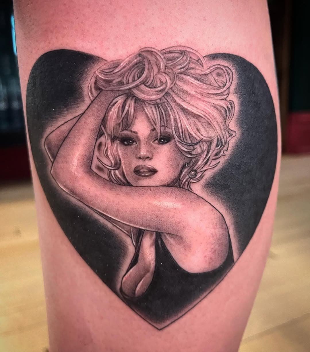 A tiny Pamela Anderson portrait for my very good buddy @berserker_barbie !! From the November 1994 Playboy cover 💅🏻 This was so much fun!! The tattoo wraps a bit so the heart looks a lil bit like a ouija planchette in this photo, but I promise it is a heart! 😂 #pamelaanderson #pamelaandersonportrait #portraittattoo #blackandgreytattoo #pamanderson #playboytattoo #tattoo #portrait