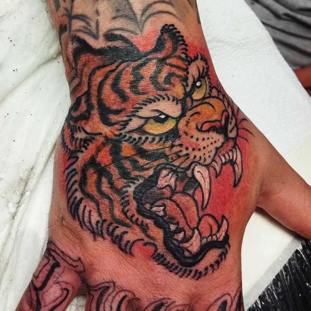 Jobstopper für @georgiomarsana

#hafenmarie #tätowierungen #duisburg #ruhrort #davidalsentat #tattoo #duisburgtattoo #tattooduisburg #tiger #tigerhead #jobstopper #traditionaltattoo  #skinarttraditional #oldlines  #germantattooers  #realtattoos #loveclassictattoos #oldschooltattoo  #tradworkers @dot_e.v @magicmoon_tattoo_supply @call_the_truck #hafenmarie