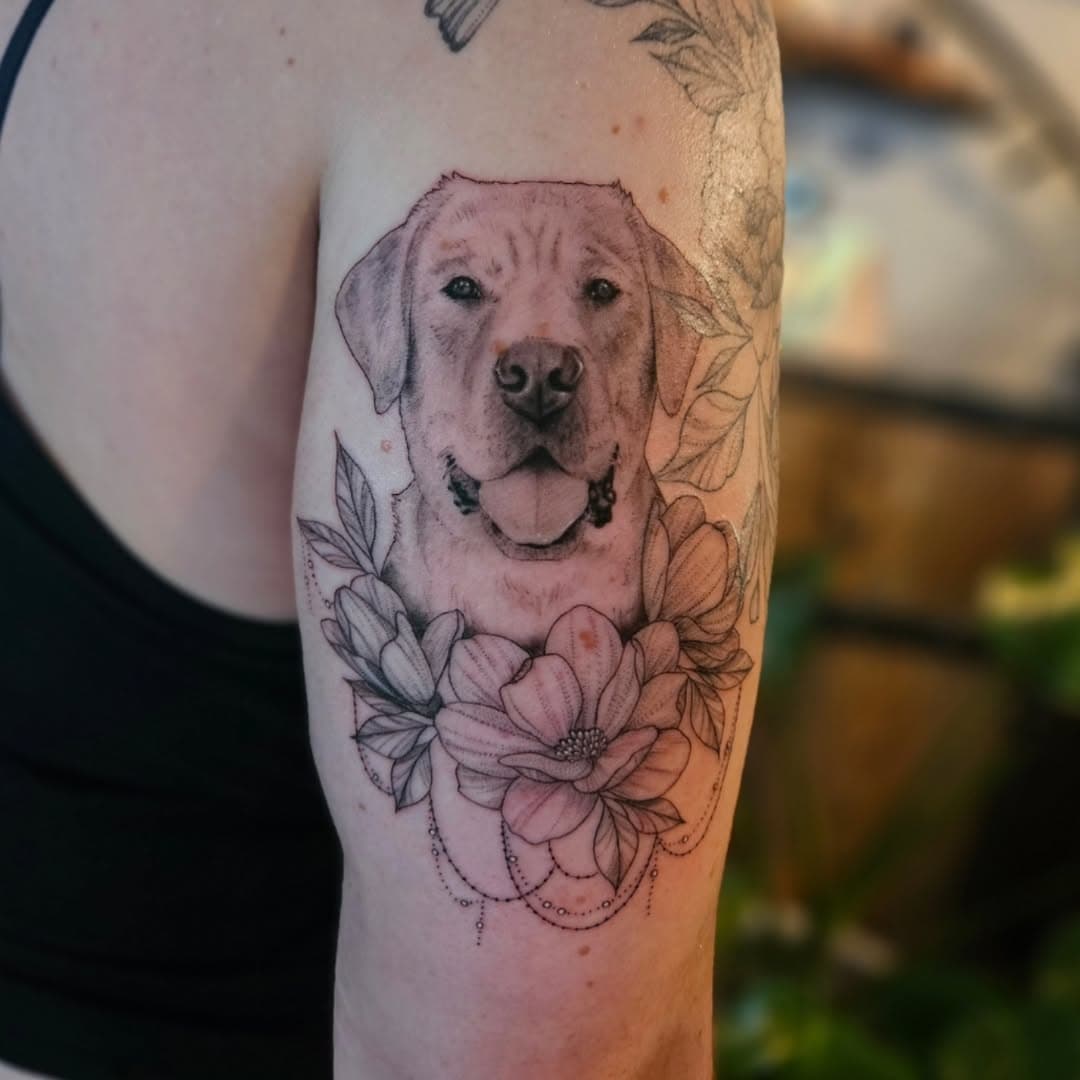 Love doing animal portraits, especially when they're so dang cute!
.
#petportrait #animalportrait #dogtattoo #blackworktattoo #floraltattoo