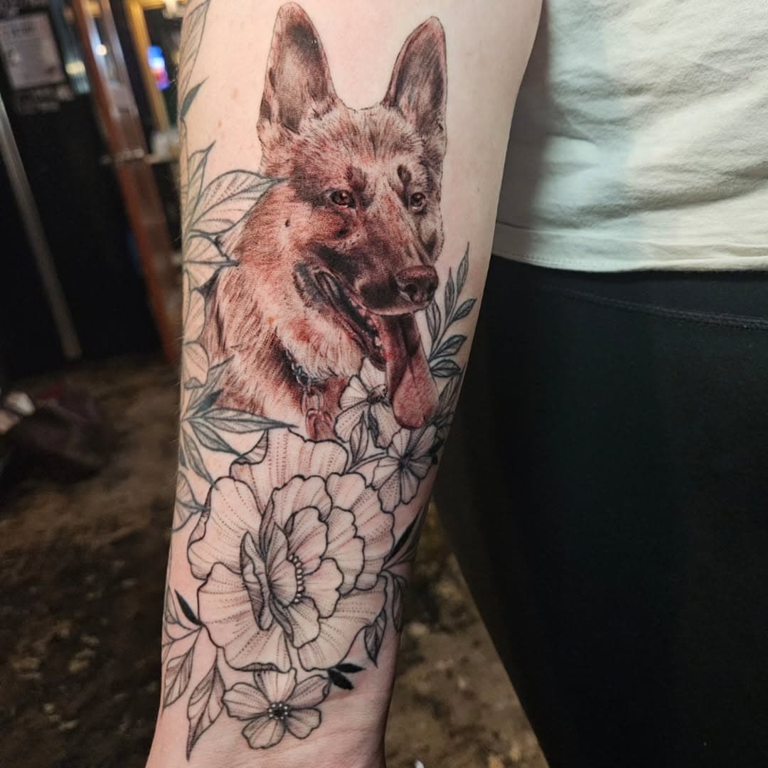 Another precious little baby I got to tattoo! 
.
#petportrait #dogportrait #dogtattoo #germanshepherd #blackworktattoo #blackwork #floraltattoo