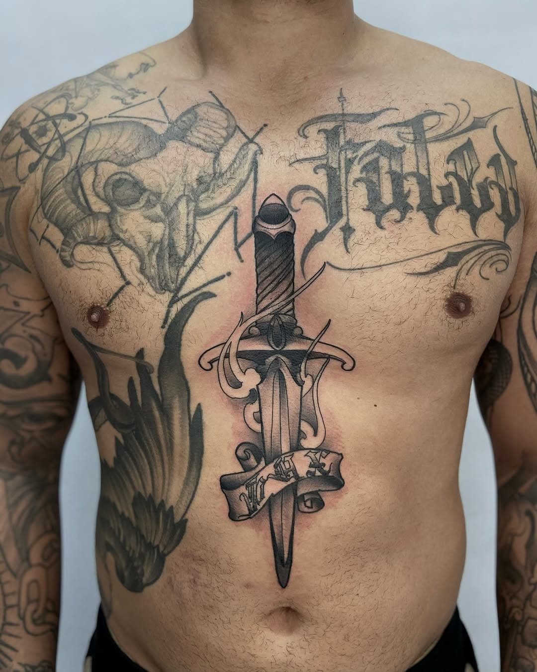 Adaga para o cliente Pedro, obrigado por mais uma vez irmão.

Desenho que exclusivo que desenvolvi para o cliente, ele queria uma adaga e a palavra PAX, como já tinha uma tattoo do signo de Áries, trouxe o elemento fogo para a adaga e ficar em um contexto com as tattoos já existentes. 

#adaga #agadatattoo #adagatatuagem #adagaoldschool #adaganewschool #tattoo #vilamadalena #saopaulo #rattooideas #tattooblackandgrey #rattoopeito