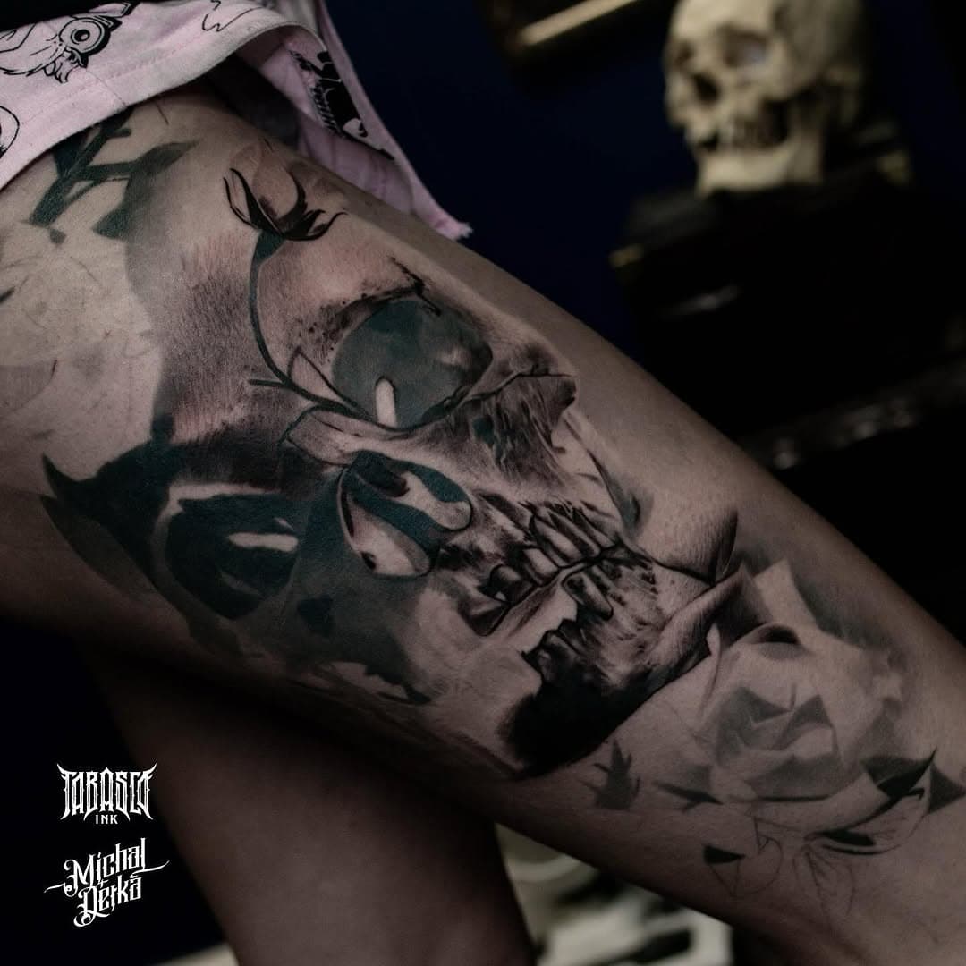 Skull and roses in progress… @tabasco.ink #skulltattoo @skulls.art.gallery #skulltattoos #rosetattoo #darktattoo #girltattoo #polishgirl #liverpooltattoo #toptags #dopetattoos #tattooinprogress #skinart #tabascoink #michaldetka #scouser #uktattoo #blackandgreytattoo #liverpoolgirls
