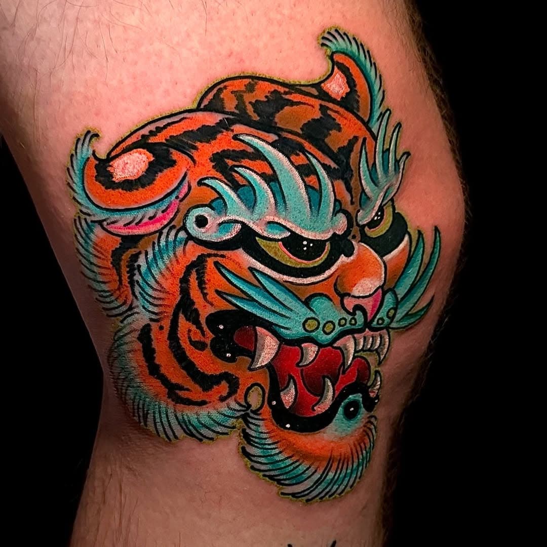 Tiger head side of the knee! Ouch!! Paden took it like a champ tho!! Thanks Dude!! Always fun to tattoo flash on rad people!! DM me to get tattooed! 

#tigerhead #tattoo #electricgoldtattoo #blackritual #invernesstattooartist #traditionalart #tampatattooartist