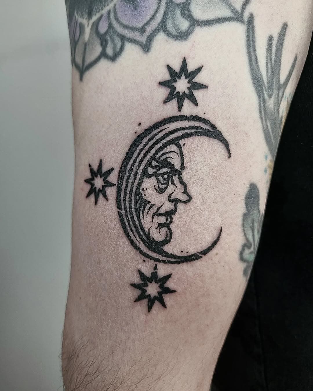 🌜🌟 thanks @thom___taylor 🇭🇲🙌 done at @studiolewareka 🖤

#blackworktattoo #graphictattoo #lineworktattoo #engravingtattoo #woodcuttattoo #medievalart #medievaltattoo #medievalist #moontattoo #astronomytattoo #flashtattoo #ttt #tattoo #tatuaz #tattooart #polandtattoos #wroclawtattoos #studiolewareka