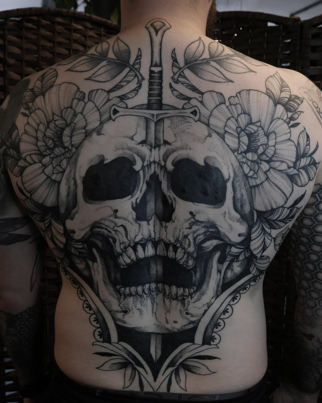 Managed to get fully healed pictures of this back tattoo (apart from a tiny touch up in the eyes) 
Thank you so much for letting me do this Joe , really enjoyed it ☠️
•
•
•
•
•
•
•
#skulltattoo #backtattoo #lotr #lotrtattoo #tattoo #tattooist