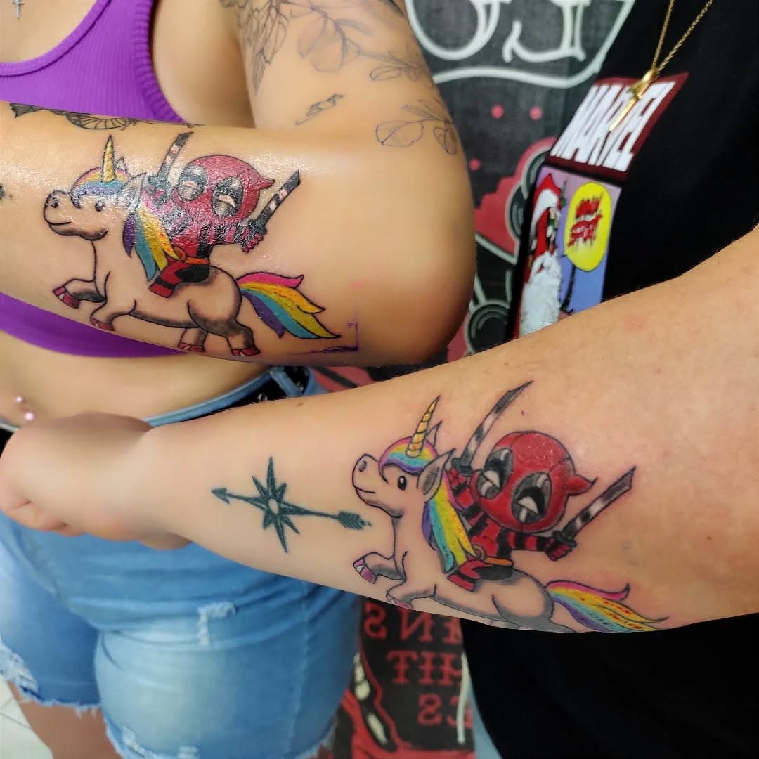 Tatuajes a Duetto!! Gracias chicas por este tatuaje tan divertido y una vez más por vuestra confianza 🤗.Dead Pool brazo superior por Fernando inferior por @na_tali_tattoos.
#tattoomogur #tatuajesleon #tatuajedeadpool #tatuajeunicornio #deadpoolunicorn #tatuajesenleon #tatuajecolor