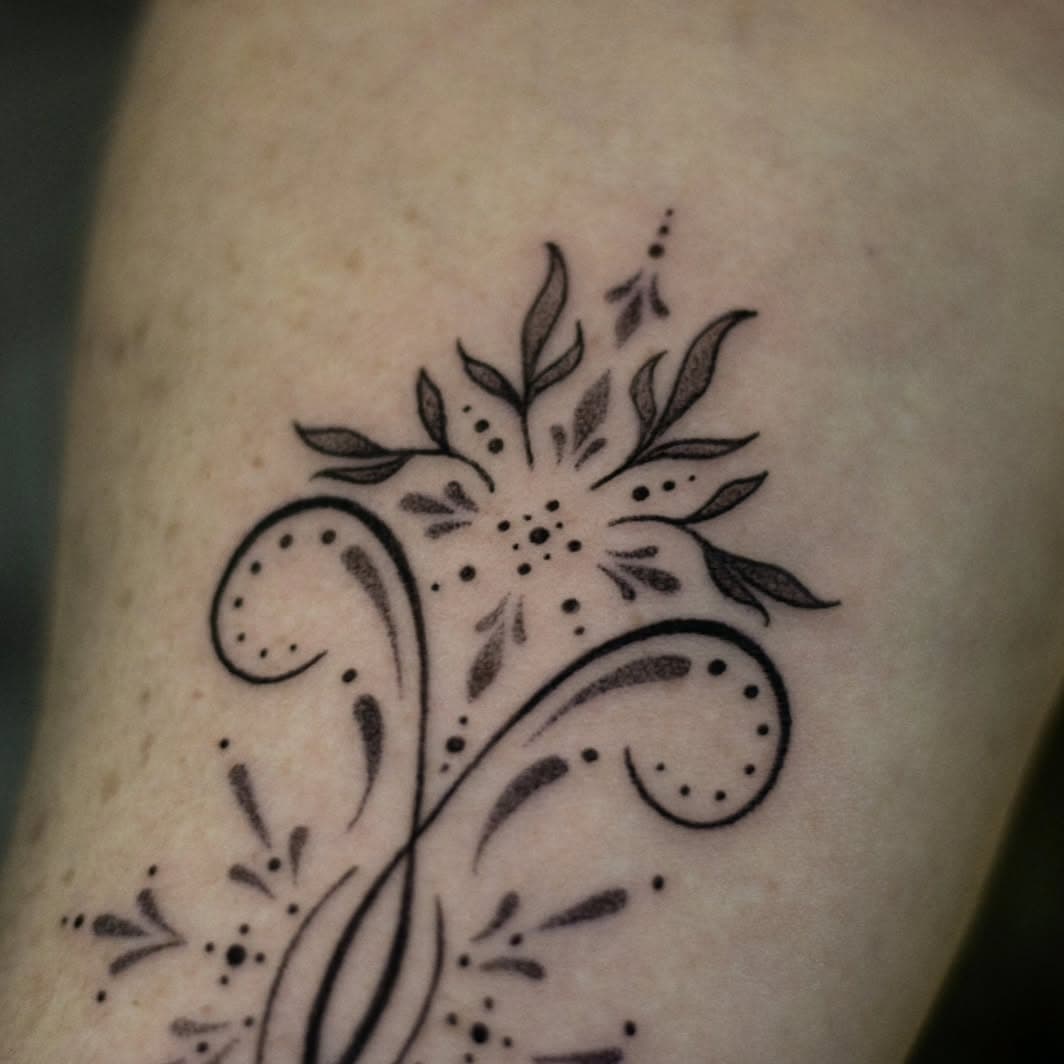 Hoy os traemos el tattoo que le hicimos a nuestra clienta Amaia. Ella quería hacerse una versión un poco diferente de su signo del zodiaco, Aries. Espero que os guste tanto como a nosotras. 
.
.
.
¡Ya huele a mañanas sin despertador!