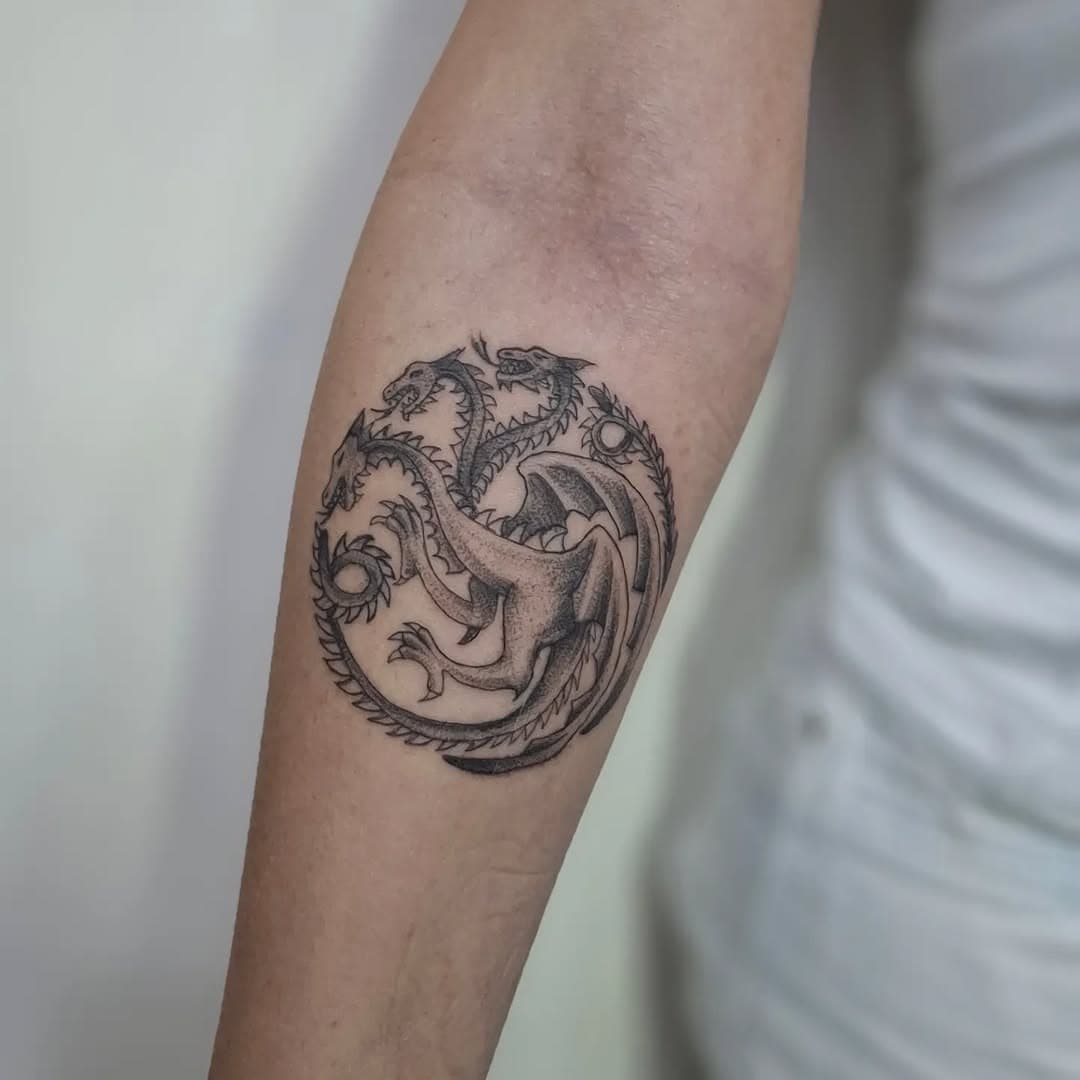 A casa do dragão🐉
Tattoo que adorei fazer na minha miga @tayvilela8 
.
Contatos entra no link na minha bio
.
.
#houseofthedragon  #acasadodragão ##blacktattoo #dragontattoo #tattoedgirl #mcz #maceio