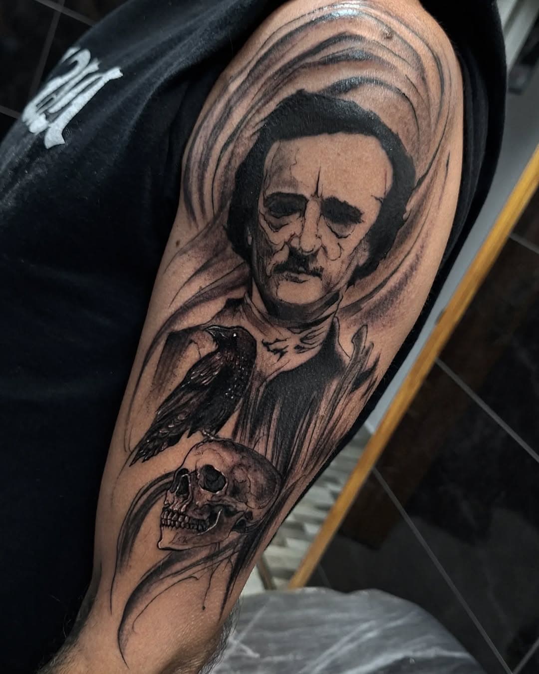 Poe para mi amigo Edu, de la última sesión de spa sangriento en @zentortattooshop 🤣 un placer como siempre y muy contento con el resultado. Muchas gracias y perdón por haceeete daañooo jaja que lo disfrutes! #realismtattoo #blackandgreytattoo #blackwork #edgarallanpoe #elcuervodepoe #daño