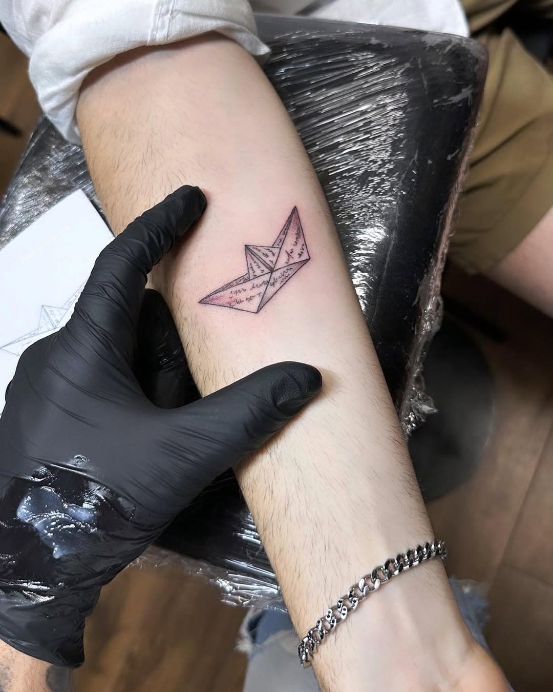 Tatuaggi di piccole e medie dimensioni
Scrivimi in dm e ti tatui il giorno stesso!

#tattoo #finelinetattoo #letteringtattoo #inkedgirls #smalltattoo #colortattoo #lecce #leccenight #tattoopuglia