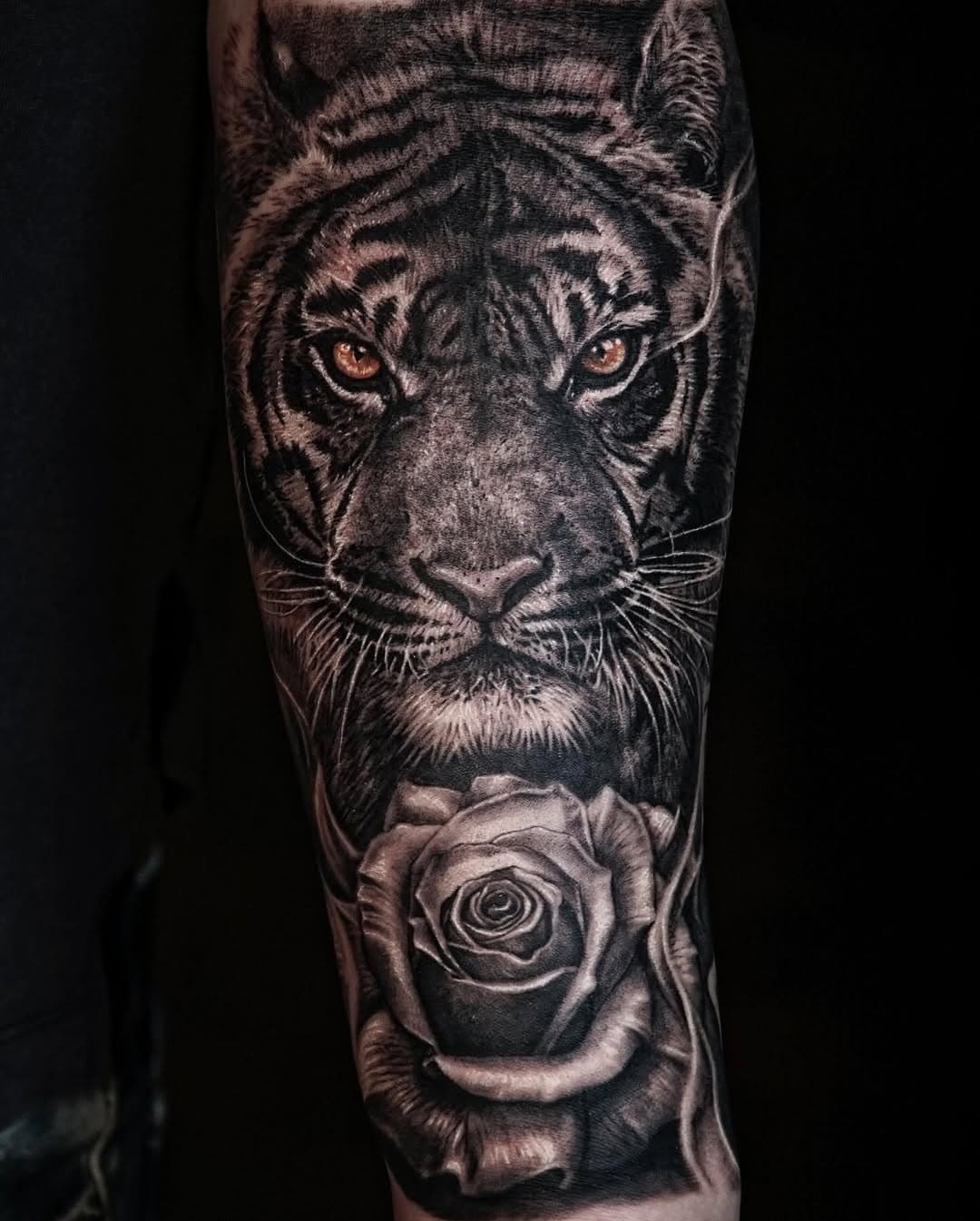 Tiger with yellow eyes and a Rose

Studio at @bloomingink 
Artist @heimatattoo @heimatattooart