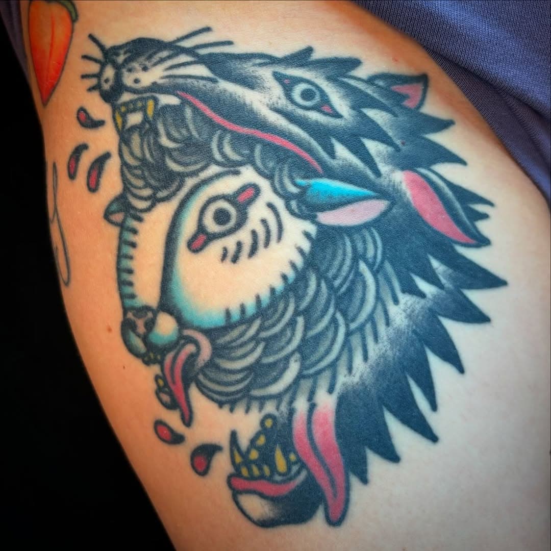 Gut 2 Jahre abgehangenes Schaf im Wolfspelz auf der lieben @deborahpfeil_ 😘✌️!!

#heimathafentattoos #heimathafen #tradwork #oldlines #sheepinwolfsclothing #radtradtattoo #radtrad #tradworkerssubmission #tradworkers_tattoo #tradwork #oldlines #neotraditionaltattoos