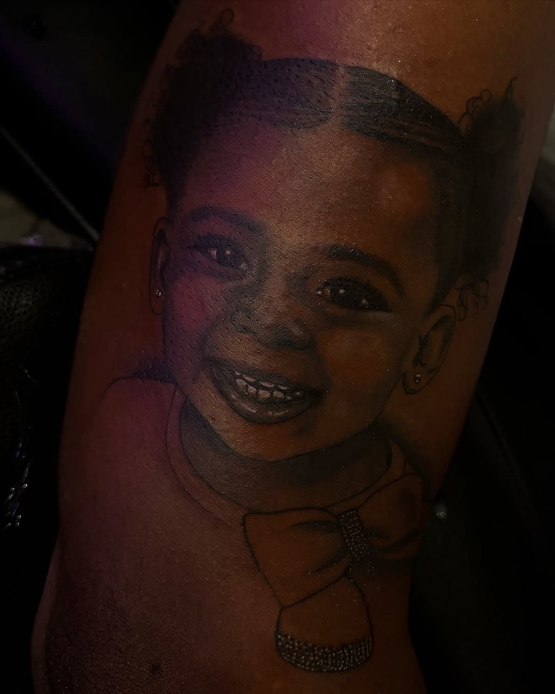 Thank you to my client for trusting me enough to tattoo his daughter on him 🙏☺️
•
•
•
•
#tat #tats #tattoo #tattoo #tattoos #tattooed #portrait #blackandgrey #blackandgreytattoo #blackandgreyrealism #blackandgreyportrait #family #tattooartist #femaletattooartist