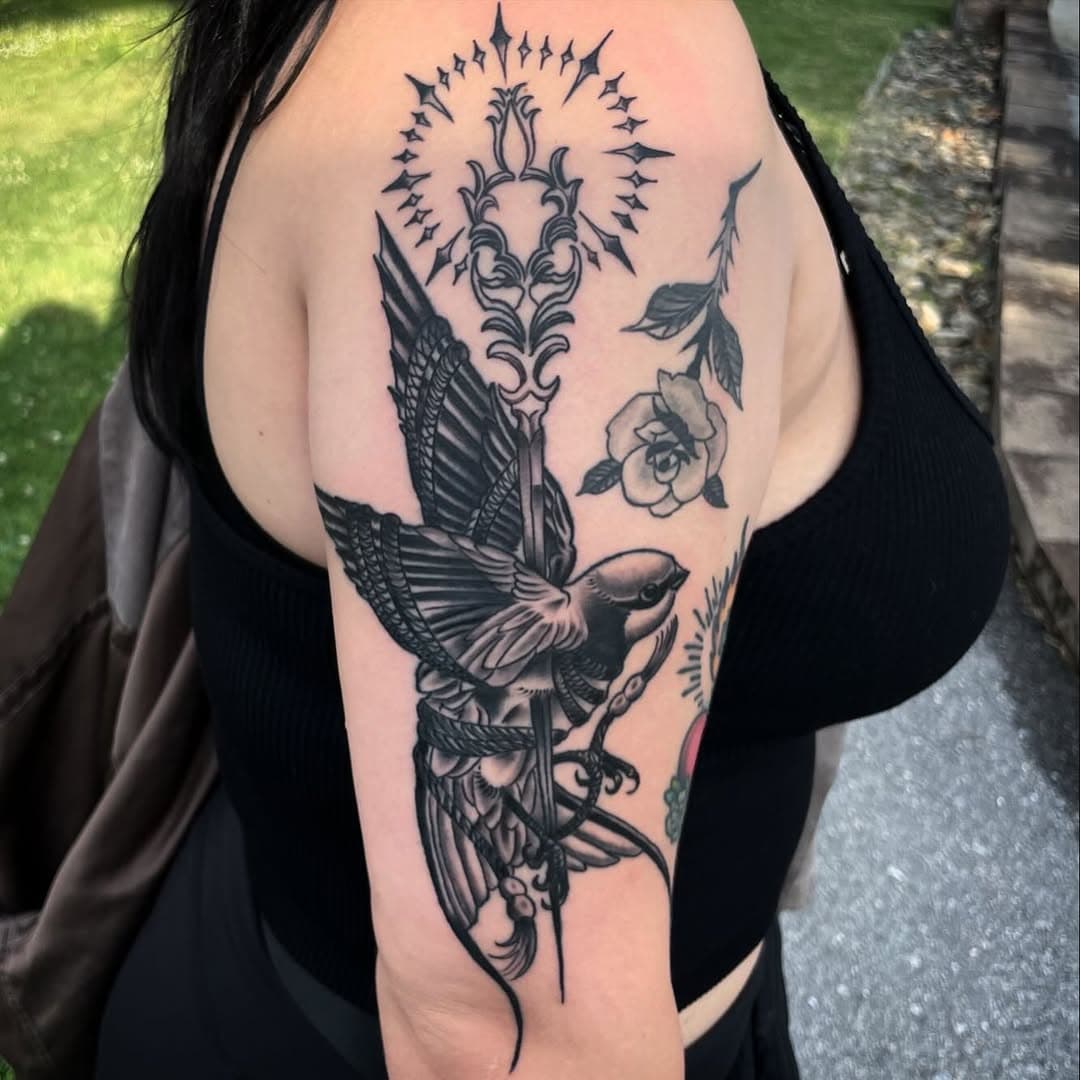 Super fun bird and dagger I had the pleasure of making for @uueird at the @lostinthewoodstatcon back in July. 
Currently booking October/November for all your dermagraphic needs..