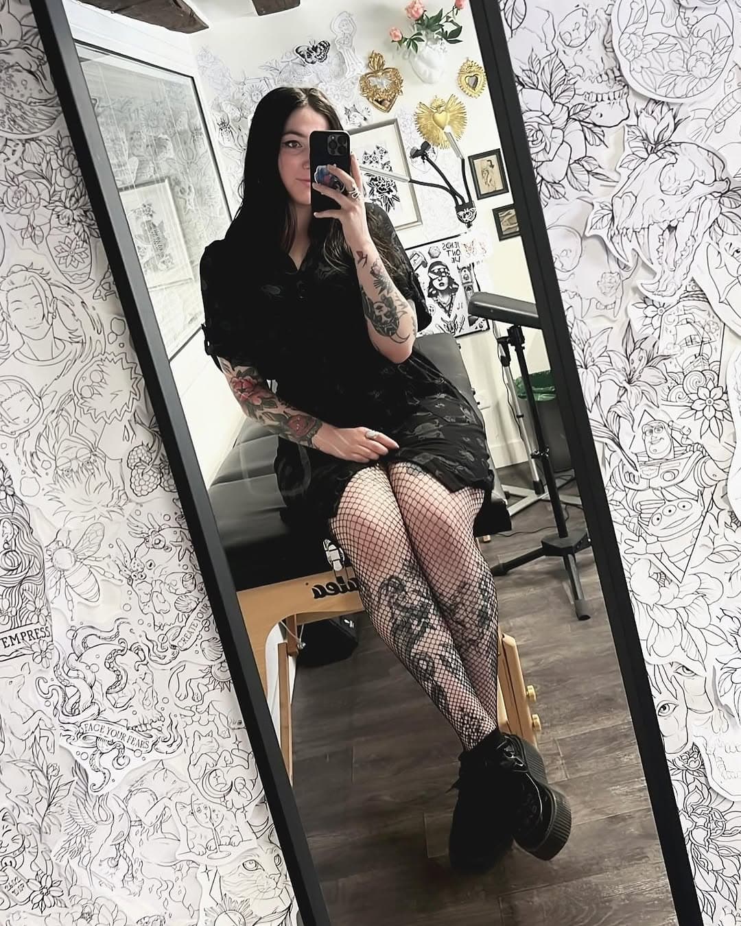 Hello mes petites peaux 🦋✨ 

Je voulais faire un petit post de présentation et d’infos pour les nouveaux abonnés ✨

☾ Moi c’est Alice, je suis tatoueuse depuis janvier 2022 et actuellement résidente chez @deuxmains_tattoo à Versailles 📍👑✨

☾ Dans les slides vous pourrez voir différents tatouages que j’ai réalisé : j’évolue essentiellement dans un style Blackwork, sketch, dotwork mais je tends vers plus de réalisations en couleurs 🎨🖤 

☾ Mes inspirations sont diverses : nature, florale, animale, oldschool, japonaise… 💐🍃👹✨

☾ J’ai un second compte : @alicestvns.art sur lequel je partage mes dessins, peintures ou autre 🤓

☾ Pour prendre rendez-vous avec moi merci de m’envoyer toutes vos informations via email à as.tatouage@gmail.com : capture d’écran du flash désiré ou images de références s’il s’agit d’un projet personnel, emplacement sur le corps, taille en cm et vos coordonnées (nom, prénom, numéro de téléphone). En fonction je pourrais vous proposer ou non un rendez-vous de projet directement au salon ✨

Merci à tous et au plaisir de lire vos futurs supers projets 🙏🏻🦋✨

#blackworkfr #dotwork #engravingtattoo #versaillestattoo #paristattoo #frenchtattooer #frenchtattooflash #alicestvns