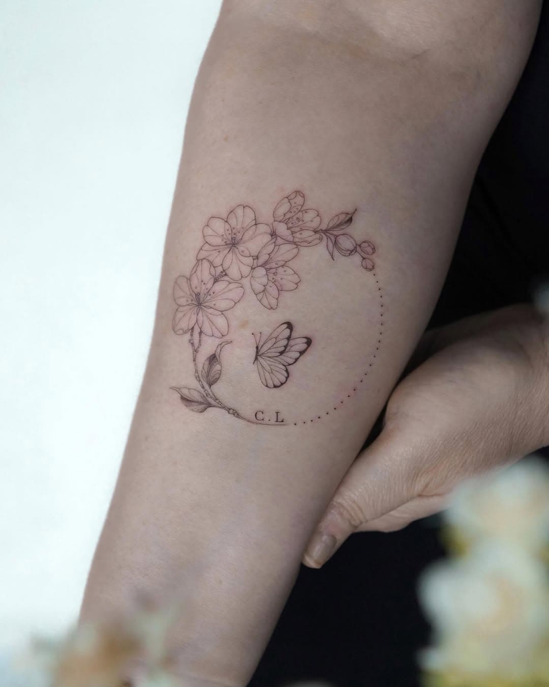 Sakura flowers circle with butterfly 🦋 

#tattoo #finelinetattoo #flowerstattoo #butterflytattoo #zurichtattoo #switzerlandtattoo #zurich #switzerland