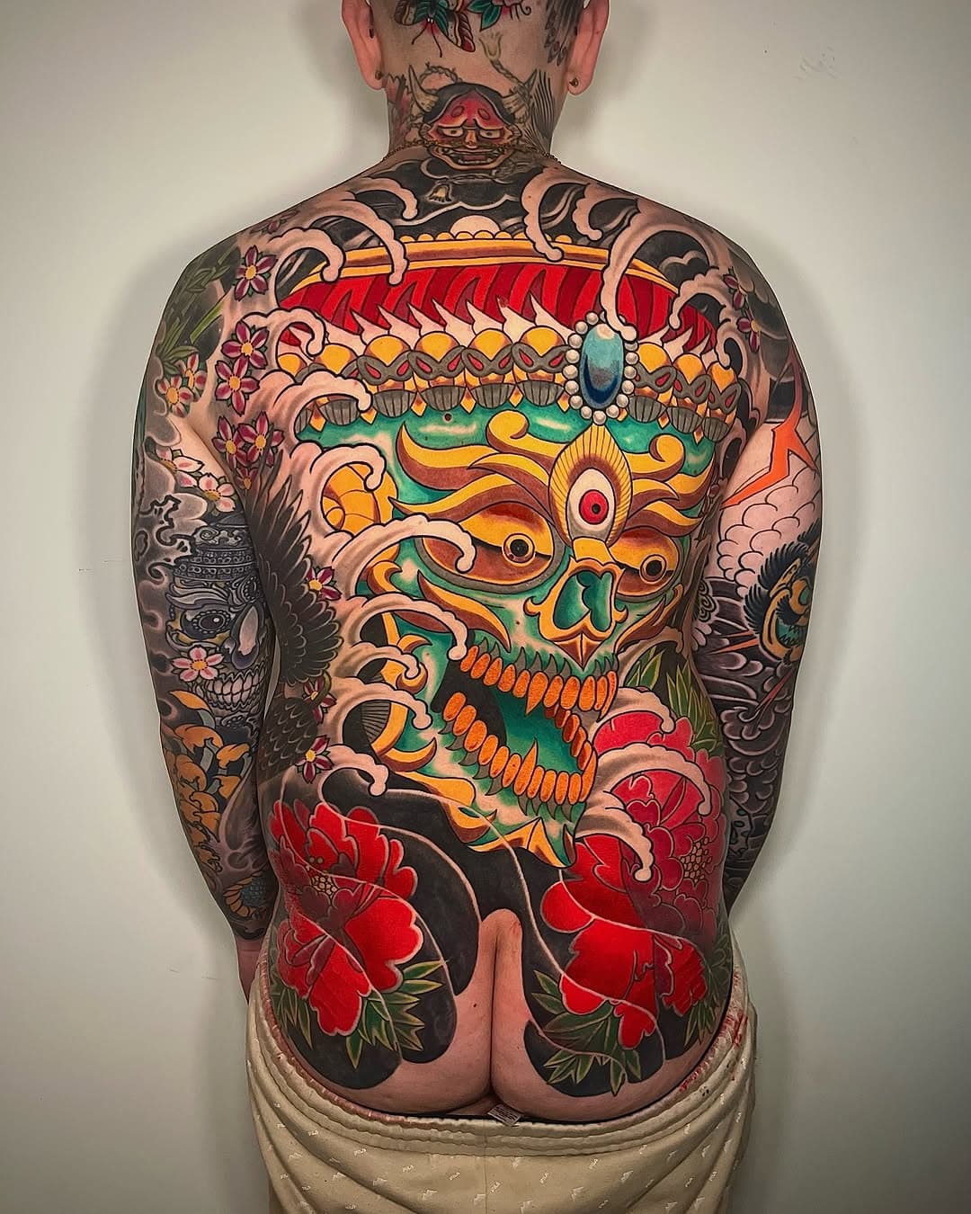 One more session for Ryan then it’s a wrap. Unfortunately we keep doing other fun fillers elsewhere as well as his head!  So here’s an update on this. 👊🏻 #kapala #kapalatattoo #backpiece #classictattoos #boldwillhold #traditionaltattoos #traditionaltattoo #traditionalartist #whipshaded #brightandbold #tradtattos #derbytattoo #derbytattoos #derbyshire #derbyshiredales #blackclaw #blackclawneedle #blackclawneedles #oldlines #bright_and_bold #realtraditional  #traditionalflash #tattoo #besttradtattoos