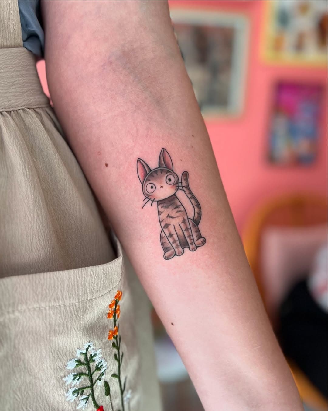 Sophie’s Cat, but make it Ghibli style!
Thanks for trusting me for this tattoo Sophie! You did incredibly well 🤍
•
Done @itaitattoo 
#cutetattoos
#ghiblitattoo 
#cattattoo