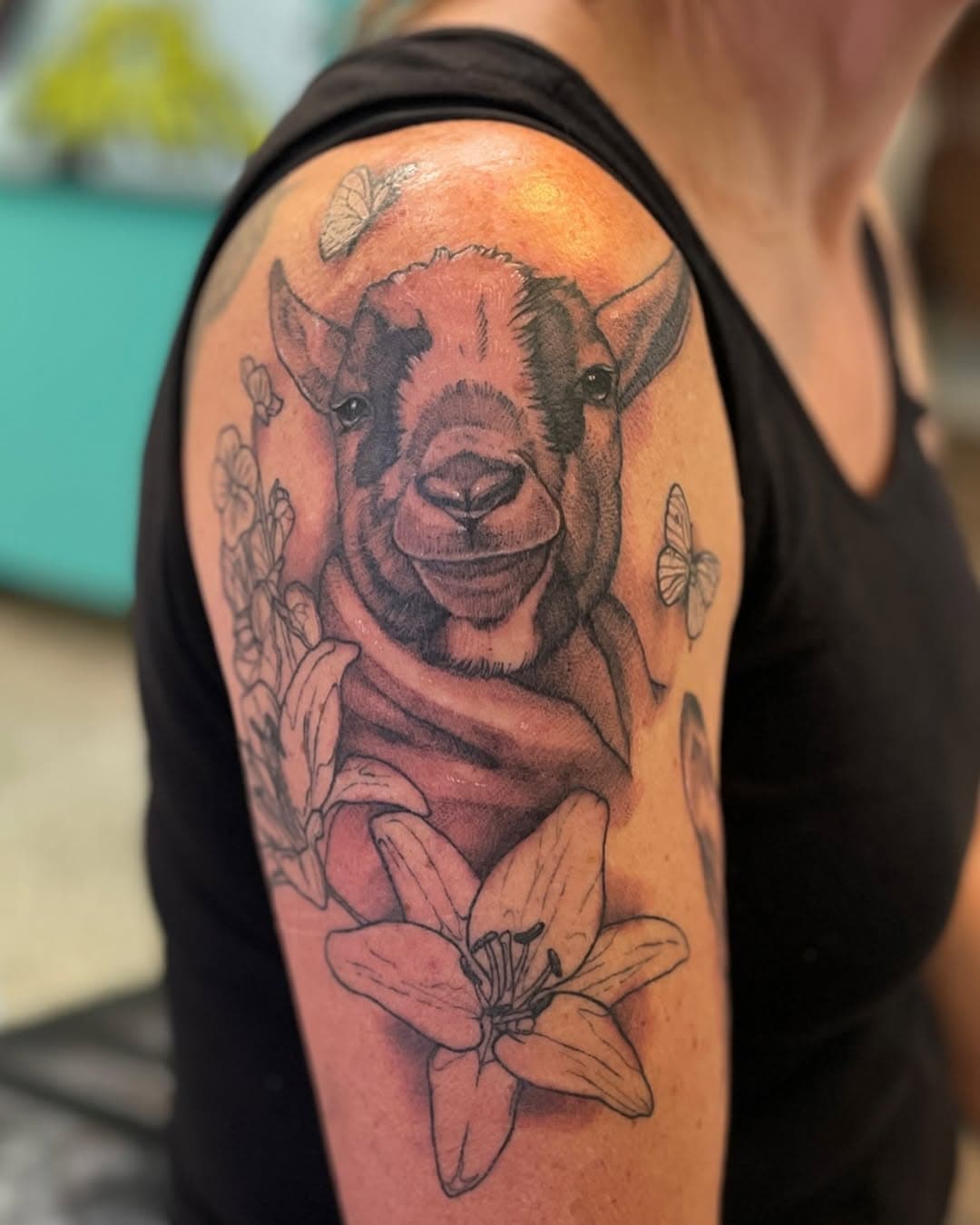 Had the privilege of tattooing sweet Finnegan wrapped in a towel, who I had the honor of meeting but who unfortunately passed away a few years ago. It’s a work in progress, the flowers aren’t done yet and we will be adding many more animal friends around him as well. Thanks so much for trusting me with something so important Brenda! Love u very much 🫶🏽