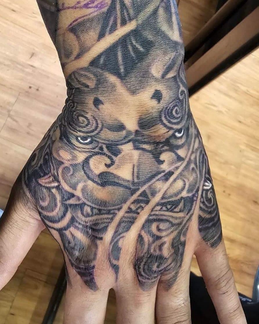 Hand Foo dog tattoo on @deejay_atak 
Thank you for sitting like a champ and all the support #japanesetattoo #handtattoo #blackandgreytattoo