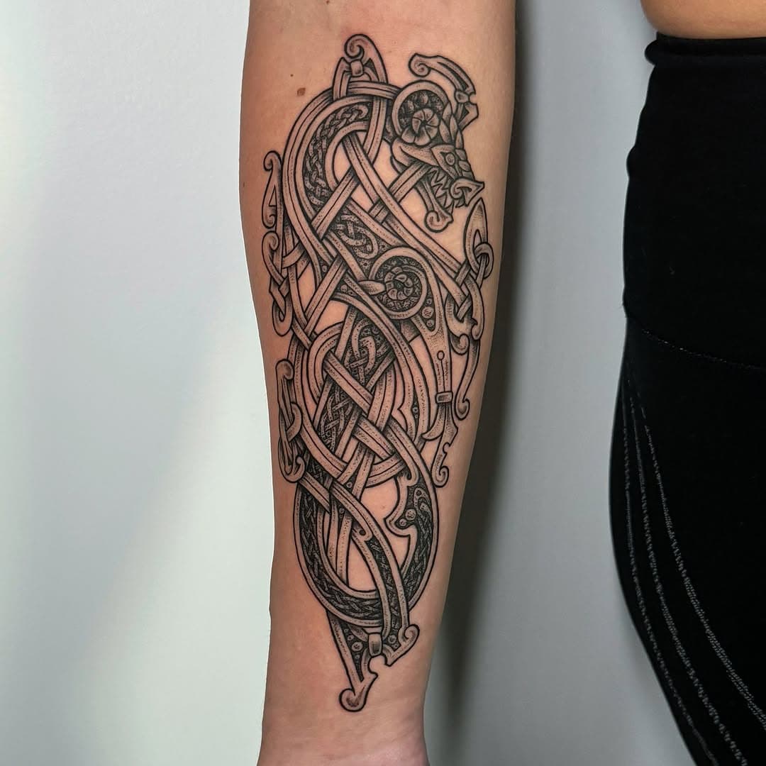 Jörmungandr, the world serpent.

~🐀~
 #jormungandr #vikingtattoos #blackworktattoos #knotwork 
Always using:
@prisminthedark shave silk
@ghosttattooco supplies
@peakneedles carts
@allegoryink blak
@fusion_ink colors