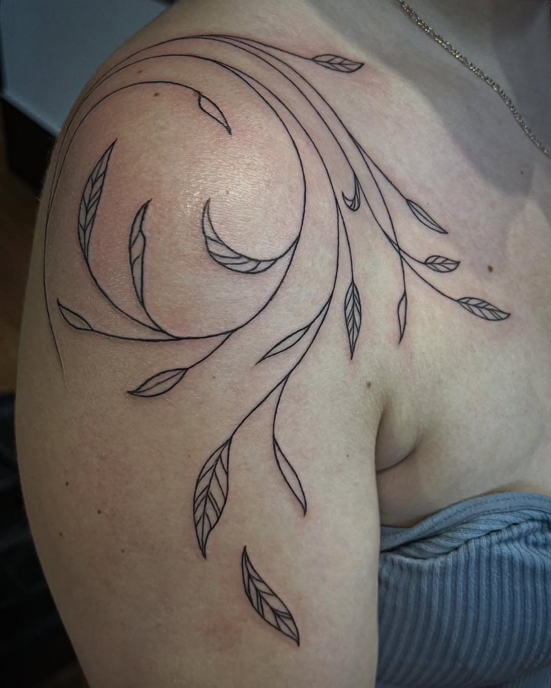 Freehand Fine line vine @n_mccinnamon.
Thank you!