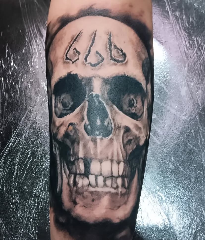 Skull by @louis_claes_tattooist 

DM for appointments